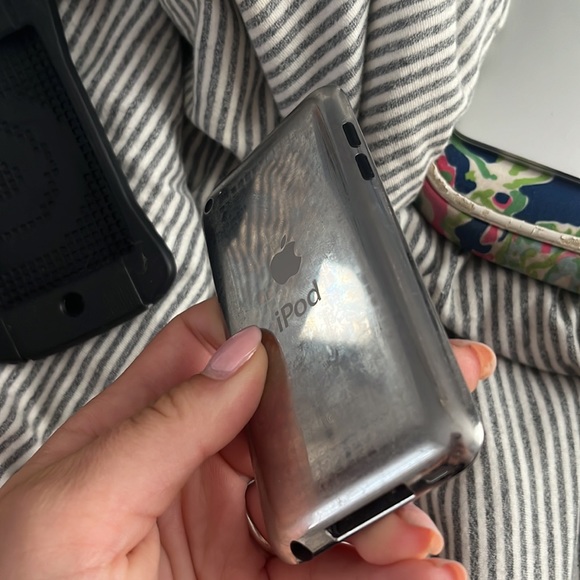 IPod Touch 8GB with Case. I believe 4th generation - Picture 4 of 4